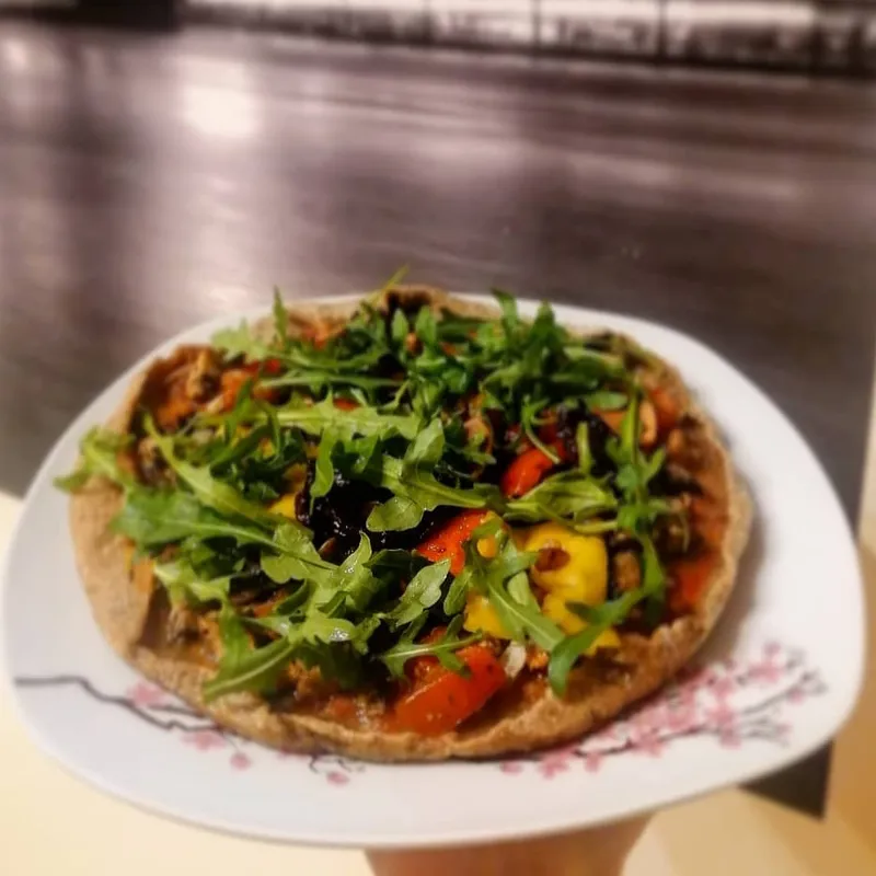 Pizza pełnoziarnista z rukolą