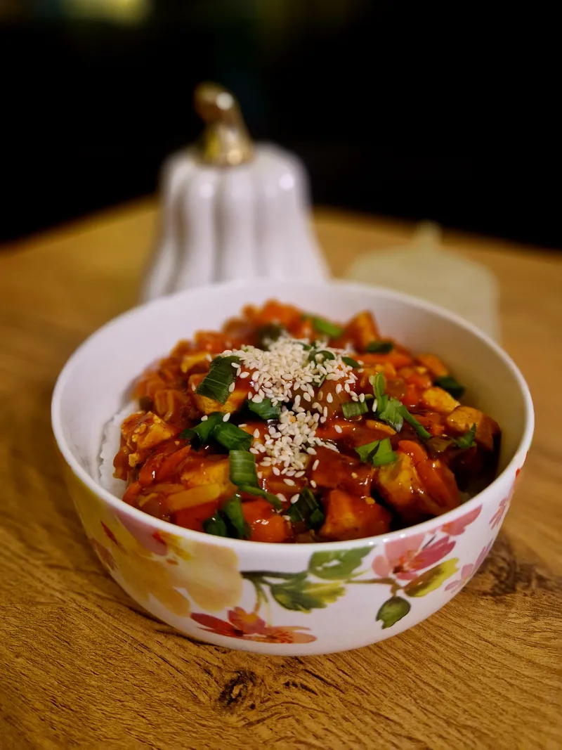 Tofu z warzywami i ryżem