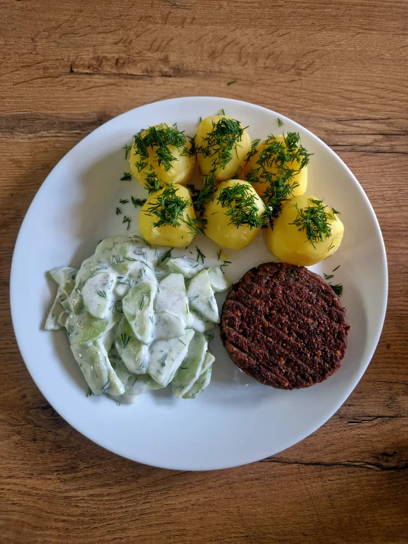 Ziemniaki z vege kotletem i mizerią